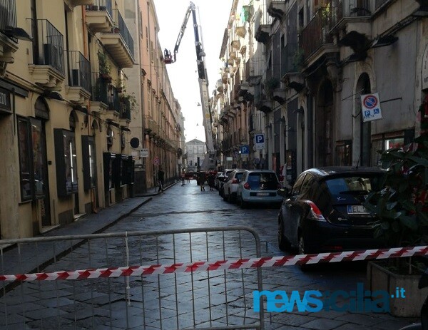 Catania, strada chiusa al traffico in via Manzoni: municipale sul posto, le FOTO