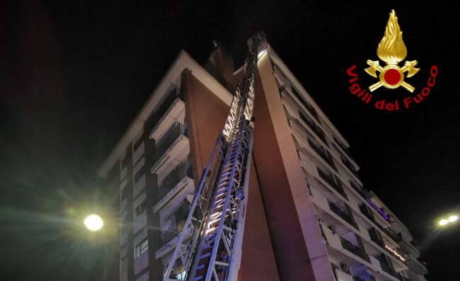 Paura al viale Mario Rapisardi, fumo denso da un palazzo di 8 piani: vigili del fuoco, carabinieri e 118 sul posto