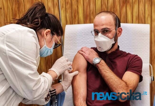 Covid, dalle sensazioni al videomessaggio: l’intervista a un medico catanese vaccinato. Dottor Castorina: “Fatelo per il bene di tutti”