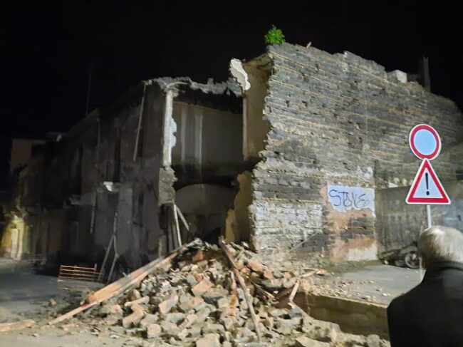 Catania, paura a Cibali: crollati parti di vecchi fabbricati dismessi. Sloggiate 4 famiglie – Le FOTO