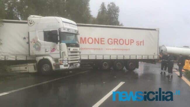 Incidente A19, Tir blocca la carreggiata: traffico bloccato in direzione Catania, strada chiusa