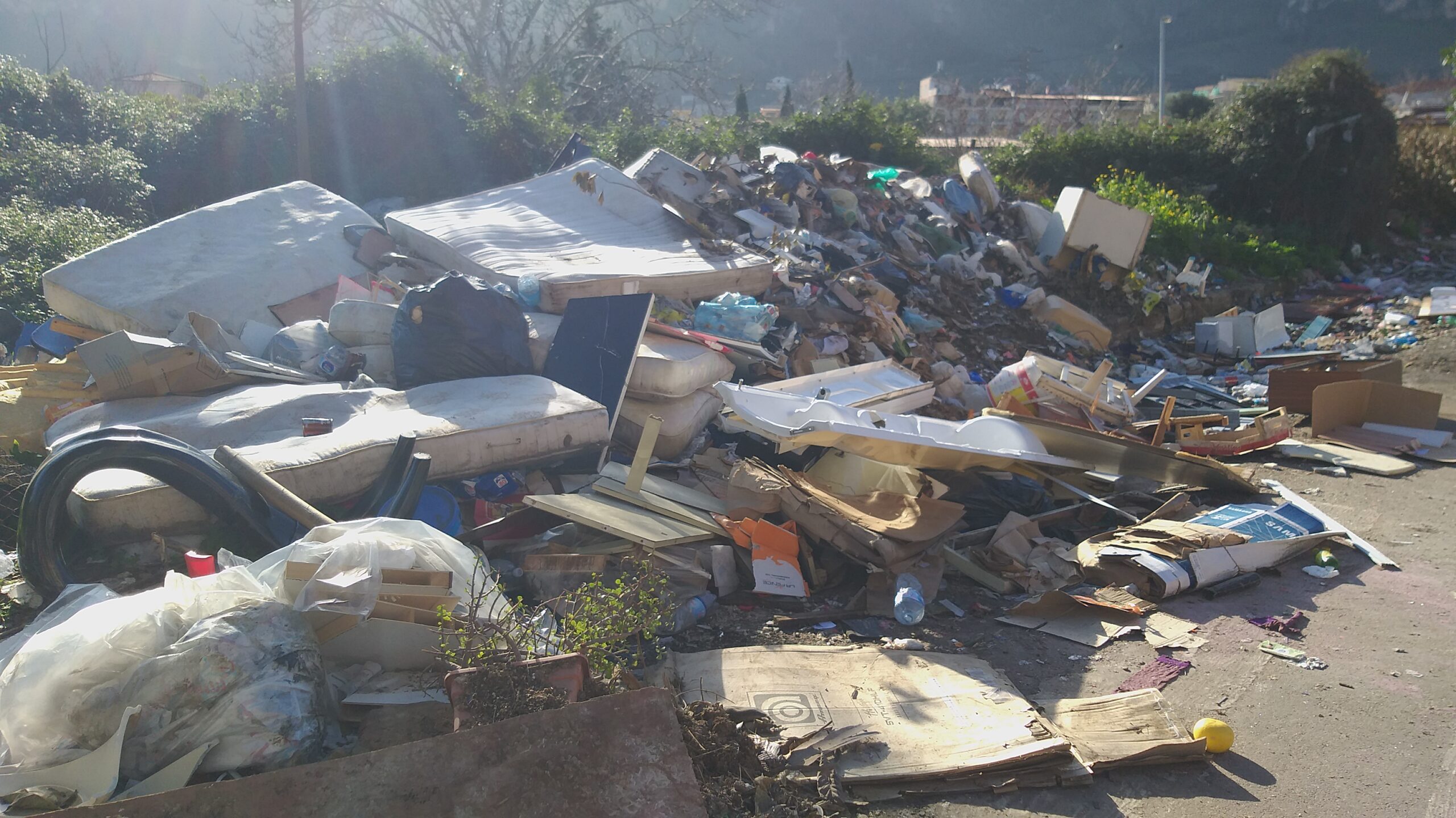 Palermo, incivili abbandonano mobili e rifiuti ingombranti – FOTO e VIDEO