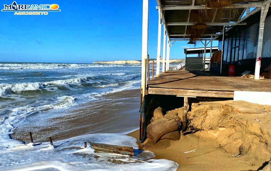 Erosione distrugge spiaggia, boschetto e chioschi a riva: le FOTO del disastro sulla costa