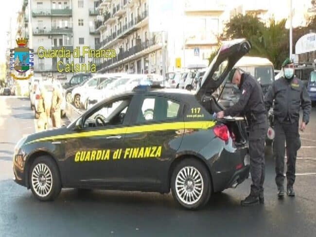 Catania, controlli anti Covid della Finanza via terra e via mare: 23 sanzioni, fermati anche tre pescatori