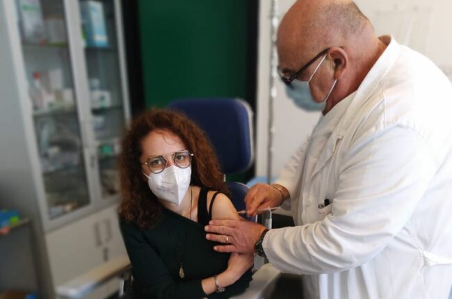 Catania, avviata somministrazione delle seconde dosi del vaccino: 76 operatori ricevono il richiamo