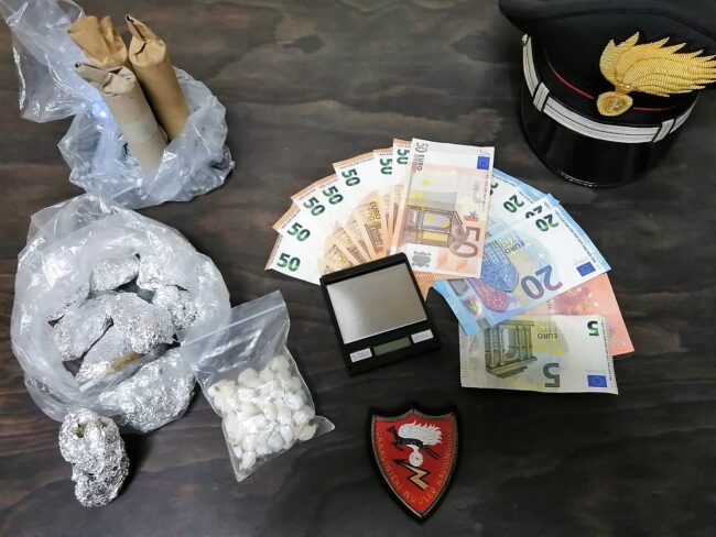 Riposto, droga e denaro negli slip: arrestato un 16enne, denunciato l’amico di 19 anni