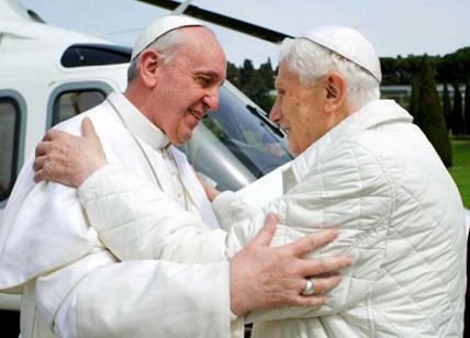 Benedetto XVI molto malato, sale la preoccupazione dei fedeli. Papa Francesco: “Pregate per lui”