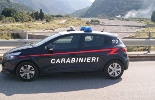 Non si fermano all’alt dei carabinieri, beccati in auto con 300 grammi di marijuana: 2 uomini ai domiciliari