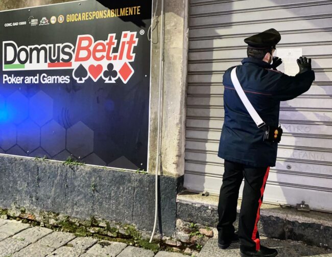 Catania, al bar senza mascherina e assembrati: esercizio chiuso, scommettitori sanzionati
