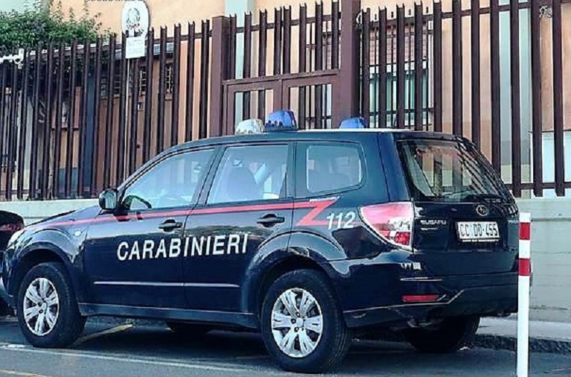 Biancavilla, calci e pugni ai carabinieri: madre consente al figlio di fuggire