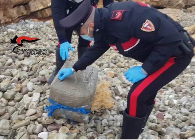 Pacco sospetto ritrovato sulle coste siciliane: 300 panetti di hashish all’interno
