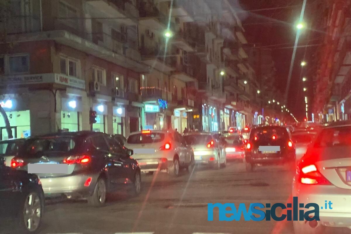 Catania, ore di ordinaria follia prima della zona rossa: traffico in tilt, centro preso d’assalto – FOTO