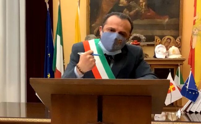 Messina, De Luca si dimette e attacca Musumeci: “Voglio la relazione del Cts, verrò a cercarti” – VIDEO
