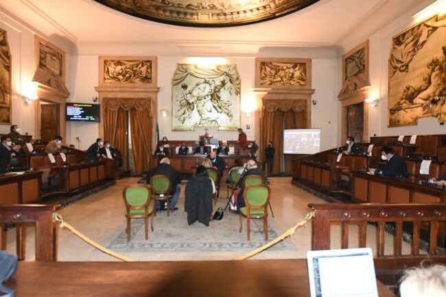 Coronavirus Catania, consiglio comunale straordinario sull’emergenza: le difficoltà tra contagi in aumento e controlli
