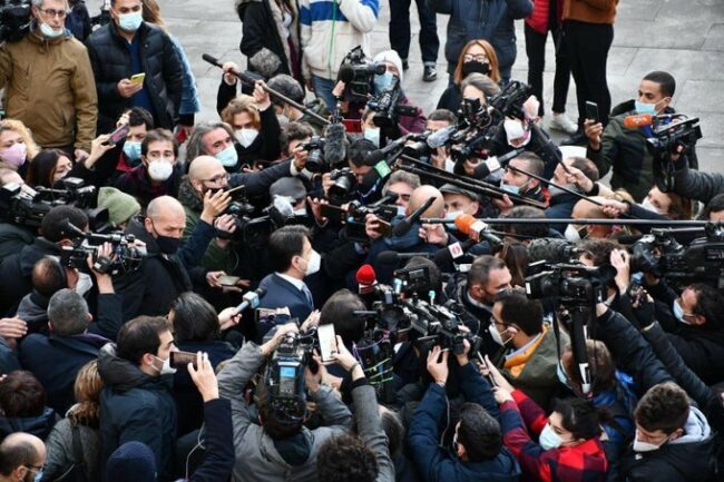 Conte, la crisi di Governo e gli assembramenti dei giornalisti fuori Palazzo Chigi: la foto fa il giro del web