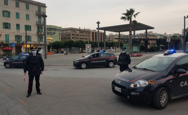 Coronavirus Sicilia, famiglia positiva viola quarantena e gira per la città: “Dobbiamo fare la spesa”. Denunciati padre, madre e figlio