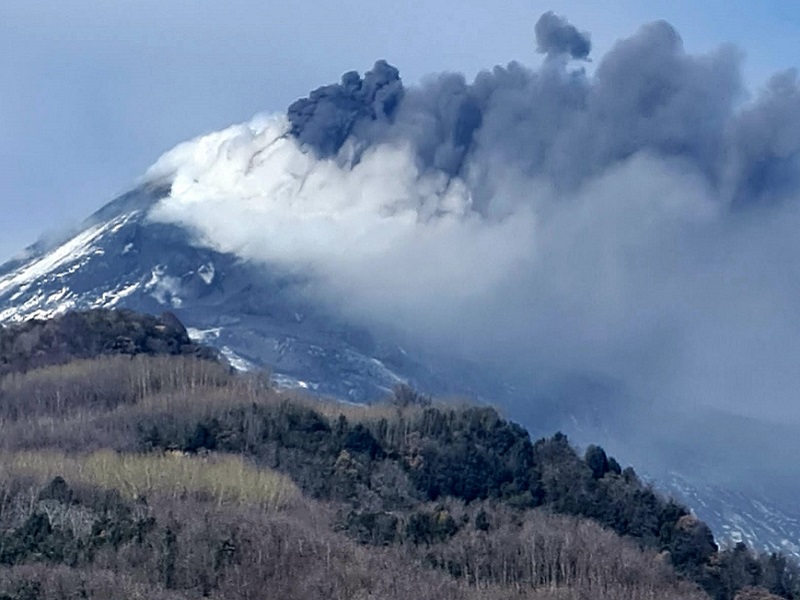 Etna, decremento attività esplosiva al Cratere di Sud-Est: cenere diluita dispersa in area sommitale