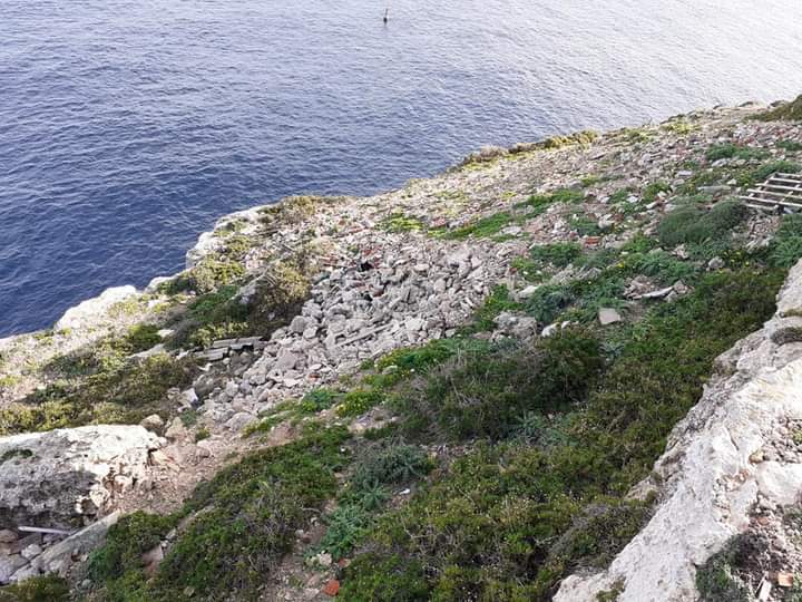 Lampedusa, discarica a cielo aperto vicino al Faro: “Uno dei punti più belli rovinato dai rifiuti”
