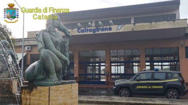 Controlli anti-Covid a Catania: 5 anziani assembrati in piazza mentre giocano a carte