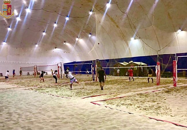 Blitz in un noto complesso sportivo del Catanese: assembramenti per giocare al beach tennis