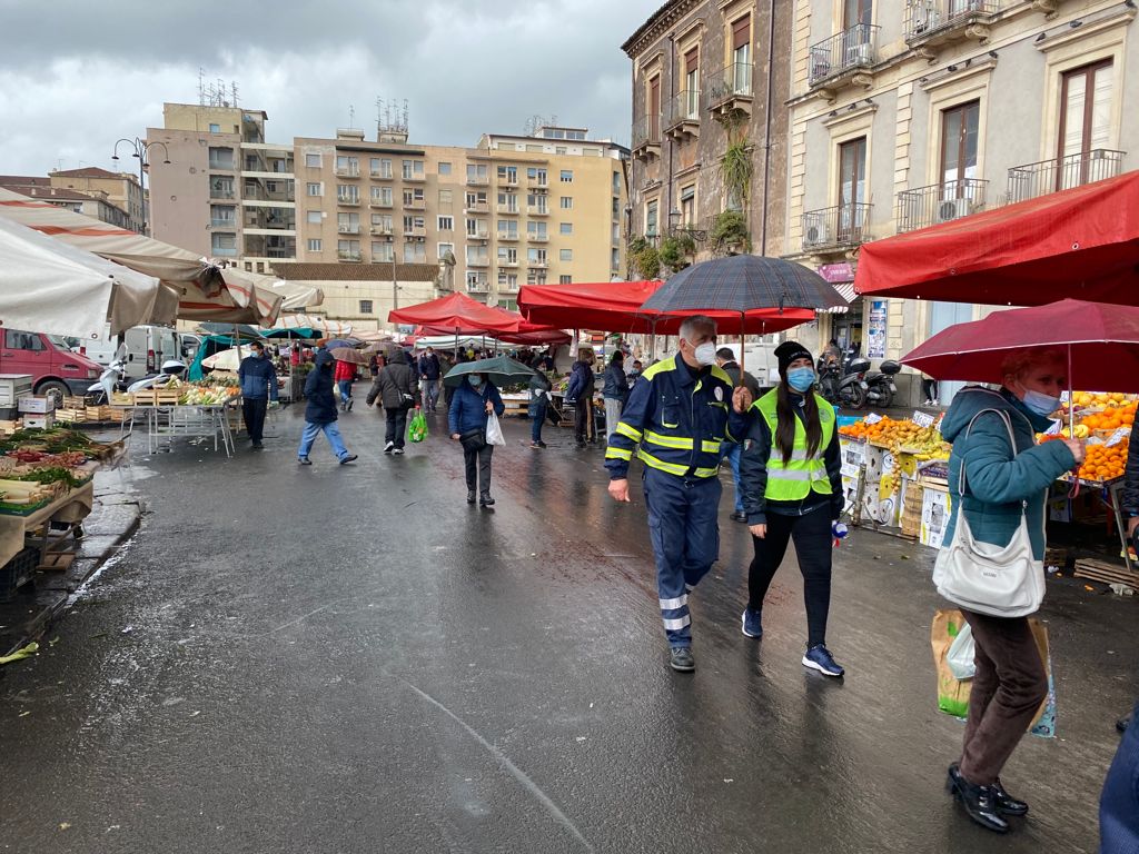 Catania, controlli alla fiera e per le vie della città: multati abusivi e trasgressori delle norme anti-Coronavirus