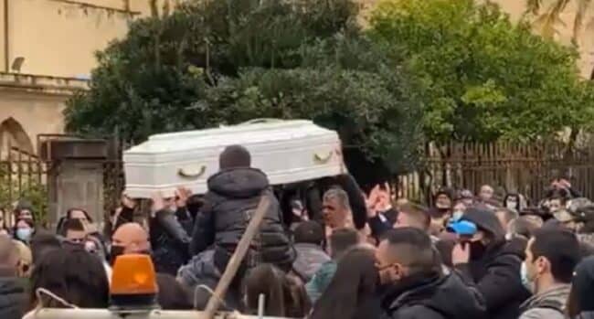 La tragedia su TikTok, oggi l’ultimo saluto ad Antonella Sicomero: applausi, lacrime e palloncini