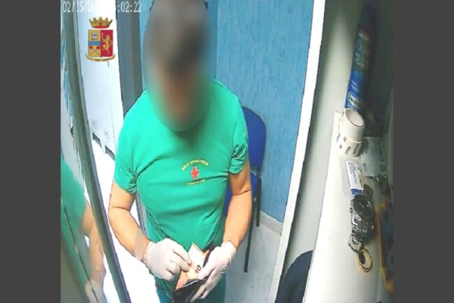 Scandalo in ospedale, infermiere ruba ingenti somme di denaro a collega: individuato con microcamera