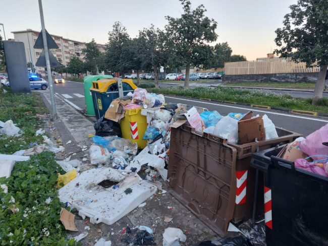 Catania, petardi dentro ai cassonetti: arrestato un 20enne, in casa anche droga – Le FOTO