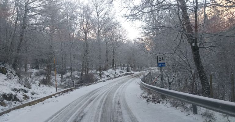 Neve in Sicilia, in corso operazione per liberare la strada provinciale Caronia-Capizzi