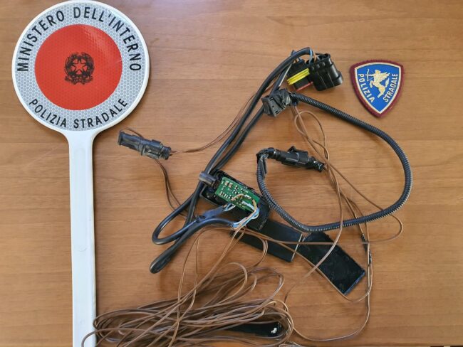 Sensore di movimento manomesso per ingannare su tempi di guida e riposo: sanzionato autotrasportatore