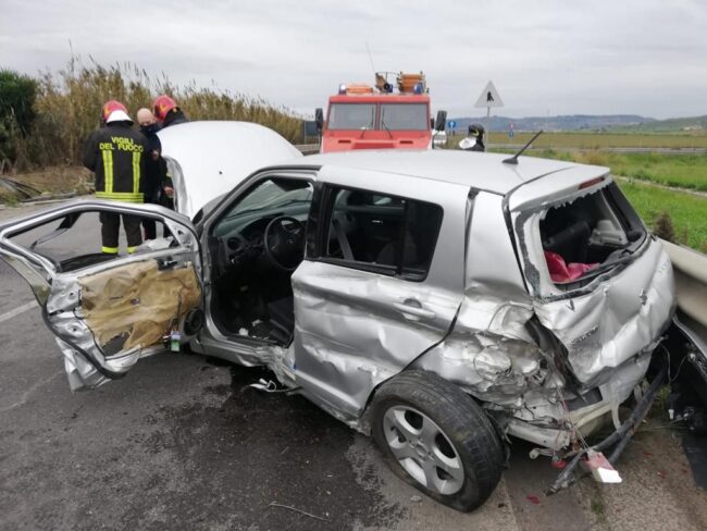 Incidente sulla Gela-Catania, uomo incastrato tra le lamiere dell’auto: soccorso da vigili del fuoco e 118 – FOTO