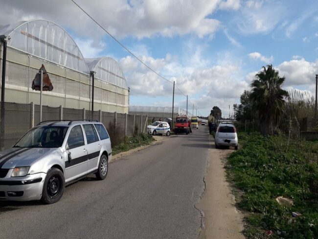 Incidente a Vittoria, violento scontro fra due auto e una moto: una persona in prognosi riservata – Le FOTO