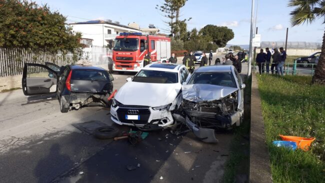 Incidente stradale in Sicilia, forte impatto e auto distrutte: municipale e vigili del fuoco sul posto – FOTO