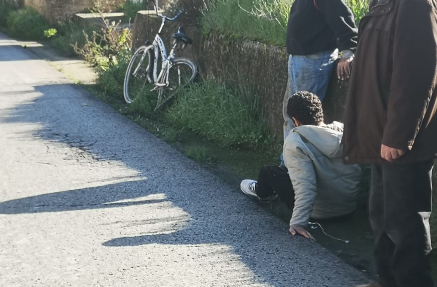 Incidente nel Ragusano, scontro auto-bici: cittadino tunisino sbalzato a terra – Le FOTO