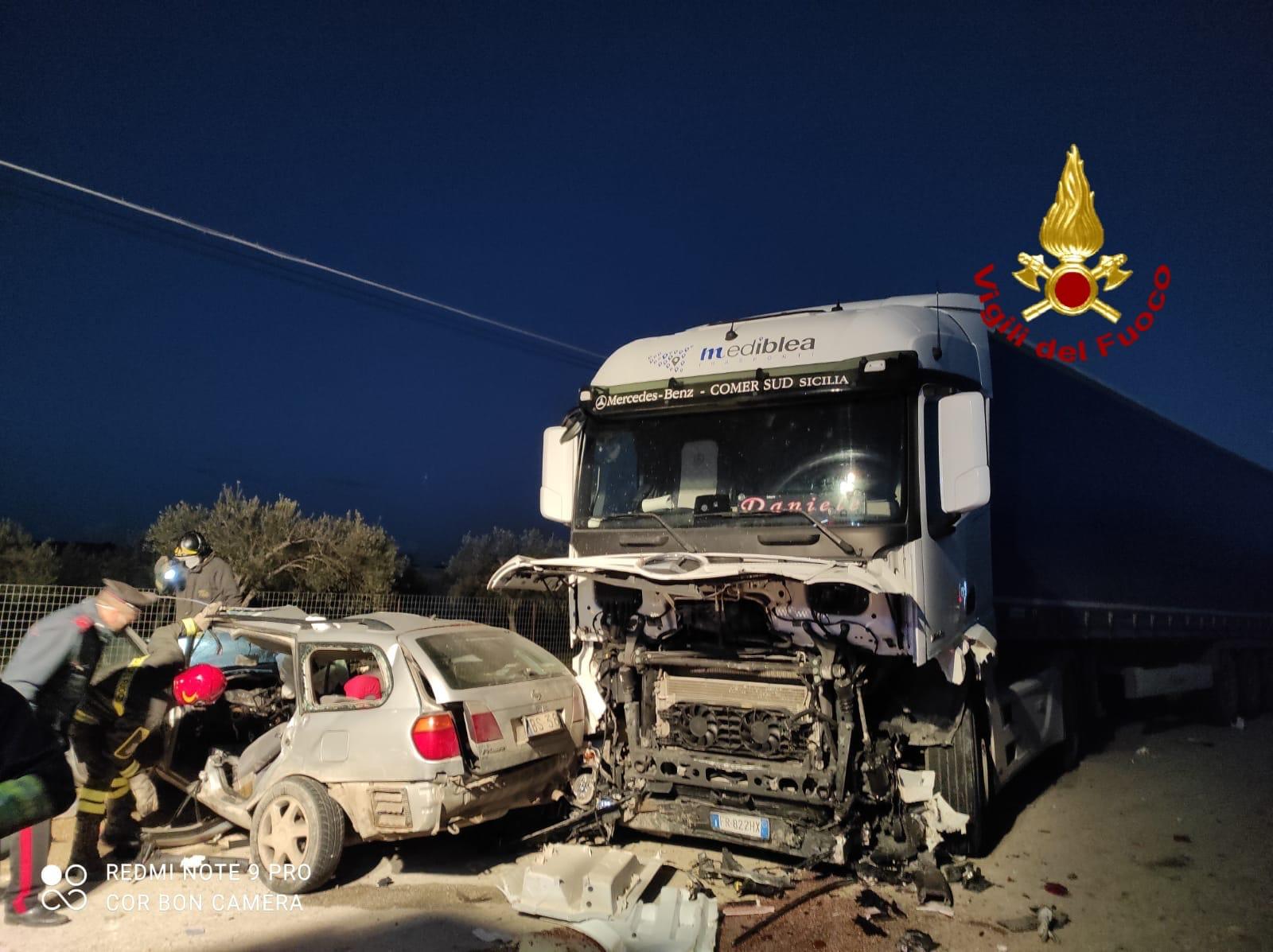 Tragico incidente sulla Pachino-Rosolini: sale a 3 il numero delle vittime, conducente Tir sotto choc – AGGIORNAMENTO