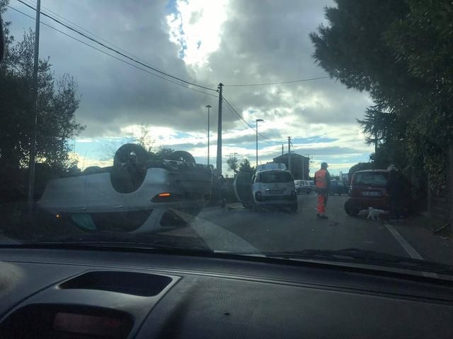 Incidente nel Catanese vicino a “Le Ginestre”, pedone travolto da un’auto: ferito, traffico in tilt