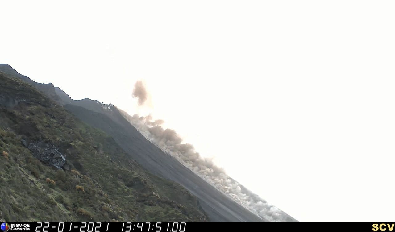 Spettacolo Stromboli, nuova eruzione sul versante Nord: colata di lava in mare. I DETTAGLI