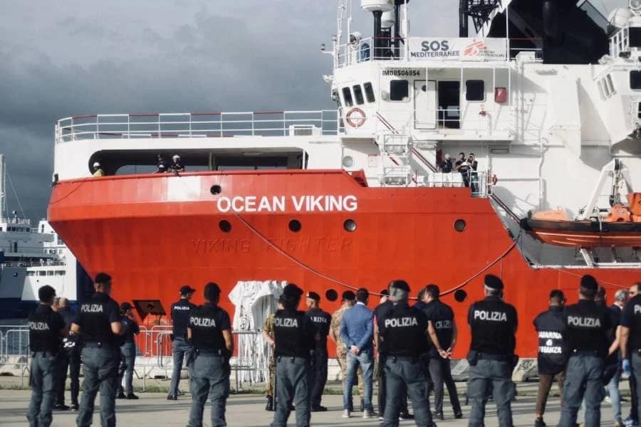 Sbarcata la Ocean Viking ad Augusta: a bordo 157 migranti, recuperato un cadavere