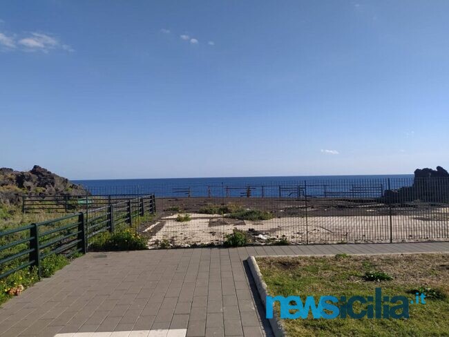 Catania, spazio a ridosso del mare in piazza Nettuno con buche e ringhiere rotte e ancora impraticabile – FOTO