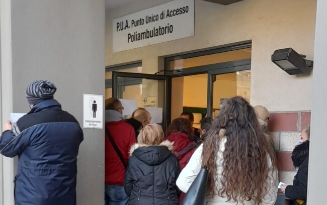 Assembramenti al poliambulatorio Librino. La denuncia di FDS USB: “Non c’è bisogno di ulteriori commenti” – FOTO