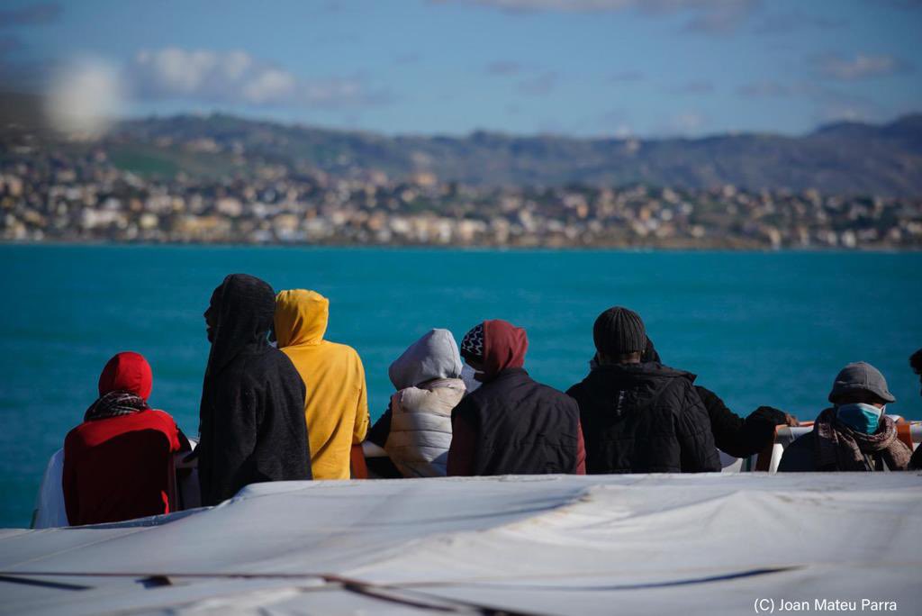 Al via le operazioni per svuotare l’hotspot di Lampedusa: a Porto Empedocle arrivati già 600 migranti