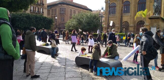 Palermo, alunni e genitori in piazza per chiedere lo stop della DaD: “La scuola è in presenza” – FOTO e VIDEO