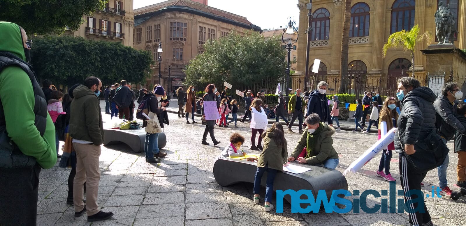 Palermo, alunni e genitori in piazza per chiedere lo stop della DaD: “La scuola è in presenza” – FOTO e VIDEO