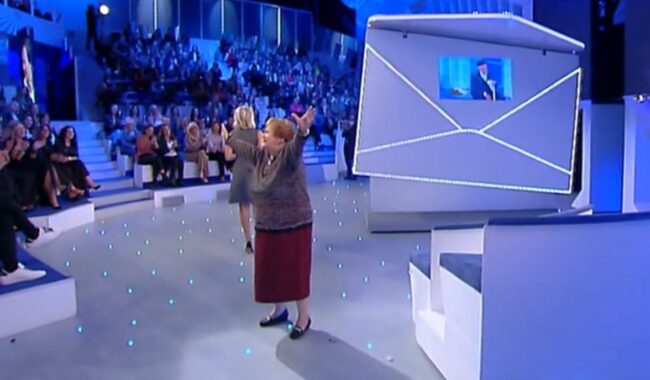 “Saluto Francavilla, macari i carrabbinieri!”, Sarina a C’è Posta Per Te conquista tutti. E il sindaco risponde