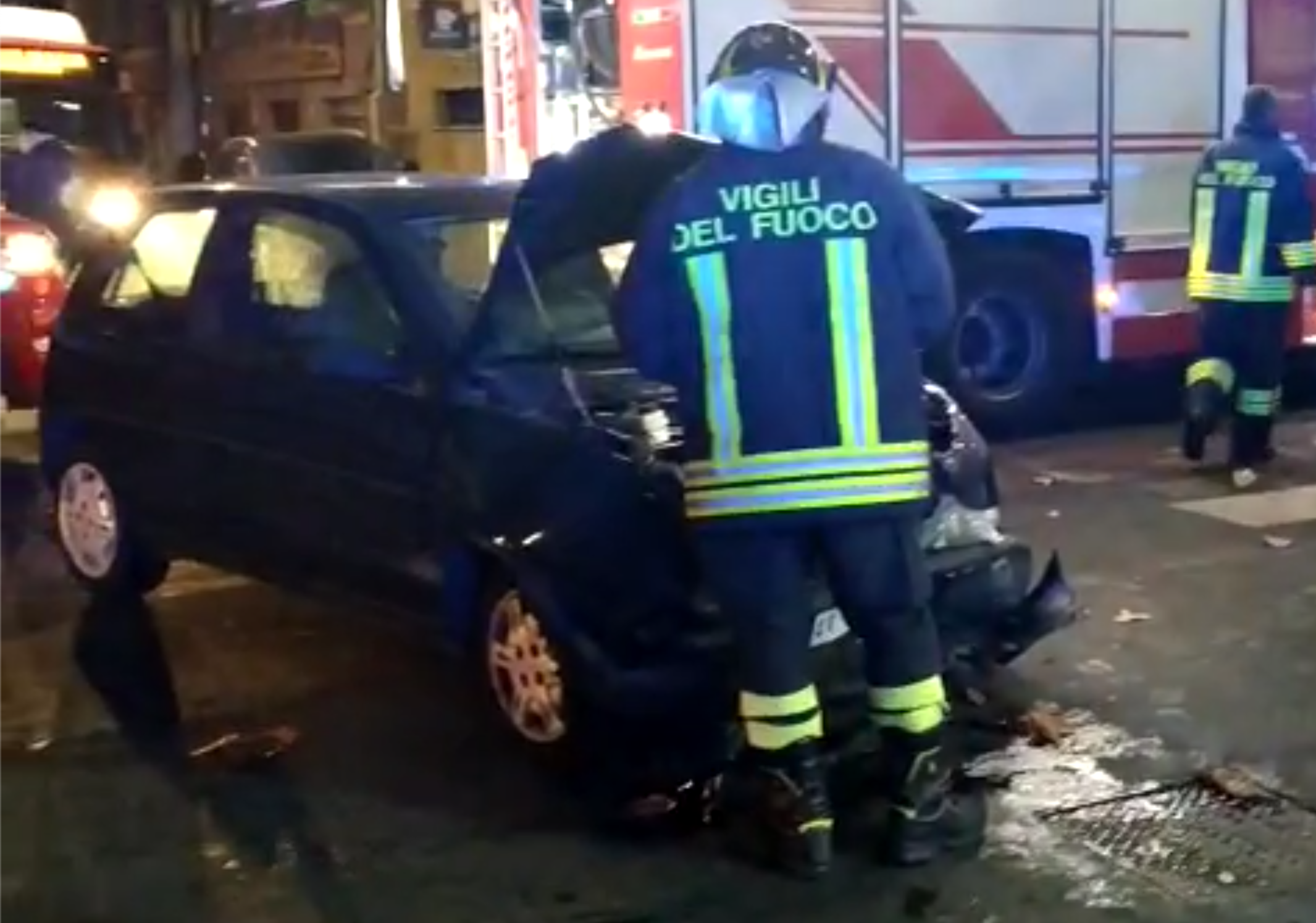 Catania, spaventoso incidente in centro: violento scontro tra due auto. Due persone al Pronto Soccorso – VIDEO