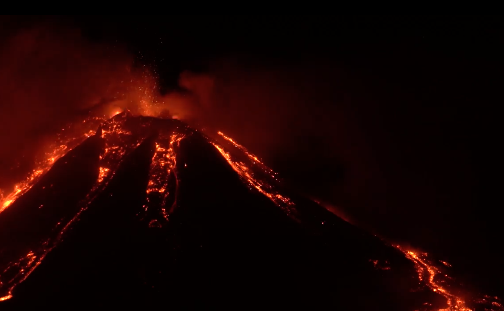 Etna in eruzione, flusso di lava diretto verso Cratere Nord Est: incremento attività stromboliana Sud Est