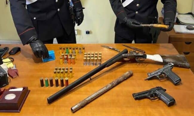 Arsenale all’interno di case rurali, nei guai tre uomini: scattano arresti e denunce