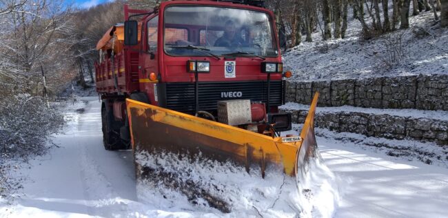 Neve in Sicilia, spazzaneve per le Strade Provinciali: temperature basse e alto rischio ghiaccio