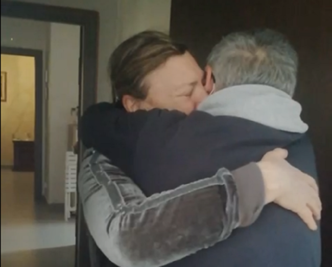Covid Catania, il virus non sconfigge la forza dell’amore. Esce dalla Terapia Intensiva e riabbraccia la moglie: “Ritornerò da te” – VIDEO