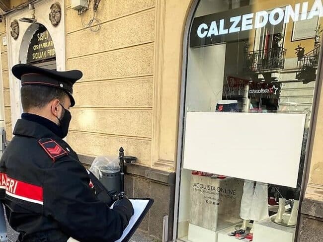 Catania, tentato furto al negozio “Calzedonia” di via Etnea: due arresti, i dettagli